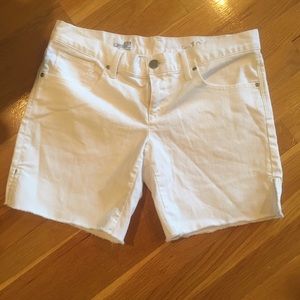 Gap 1969 woman’s white denim boyfriend shorts